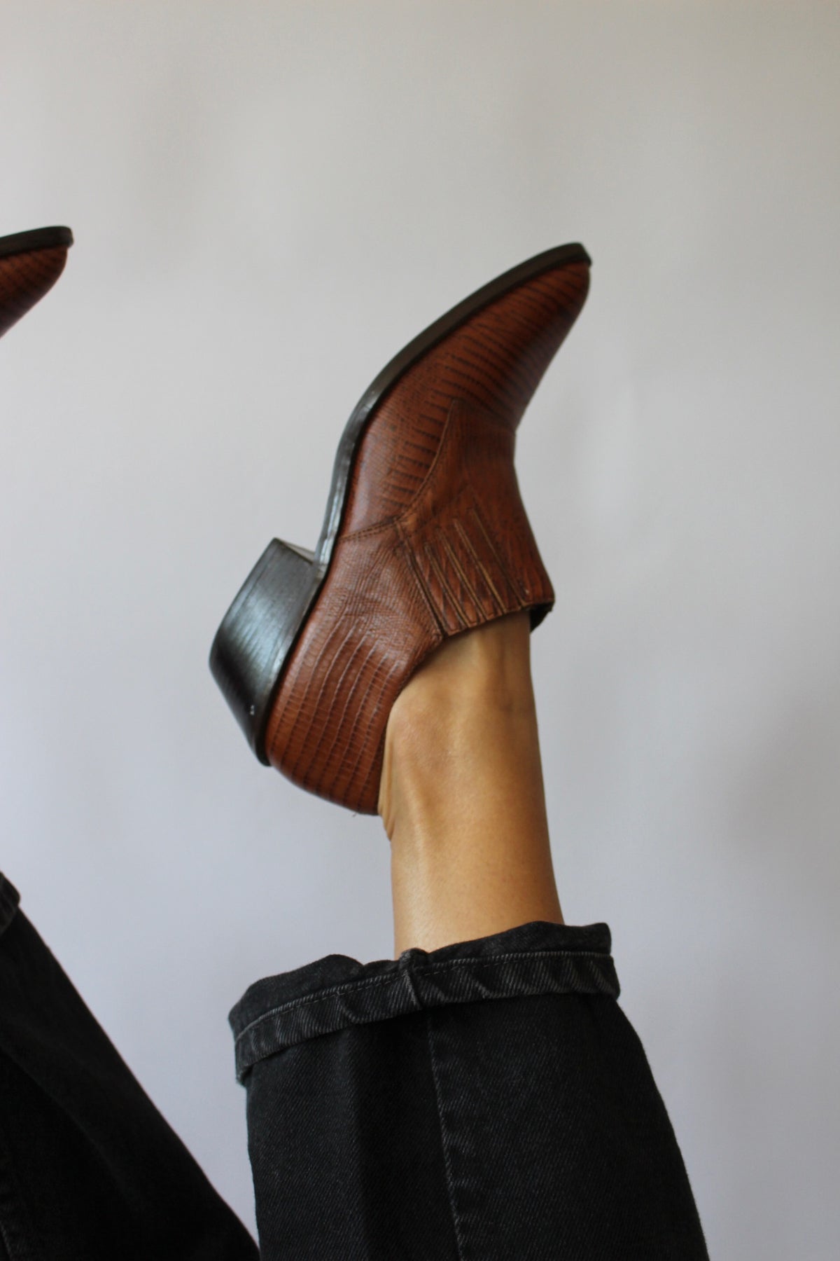 Vintage Saddle Brown Lizard-Embossed Western Shoes