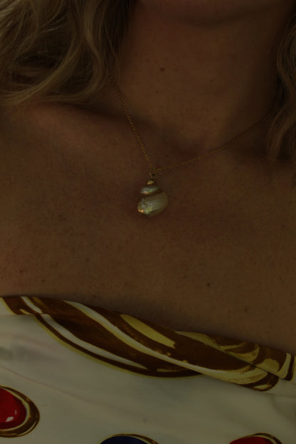 Sweet Vintage Shell Pendant Necklace