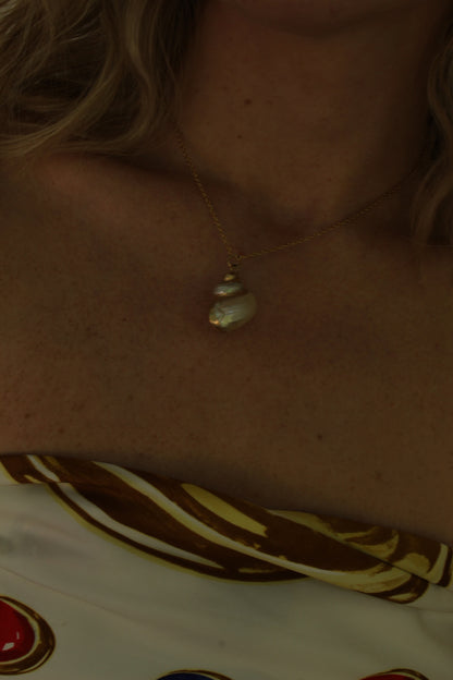 Sweet Vintage Shell Pendant Necklace