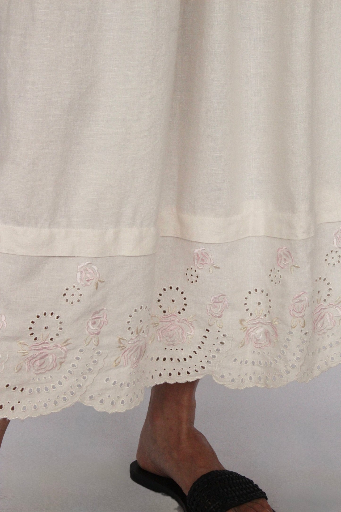 Lovely Vintage Embroidered Linen Skirt