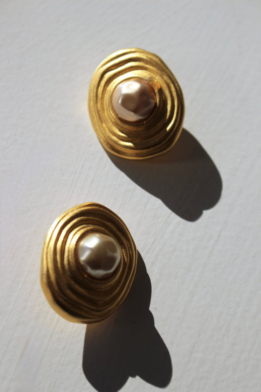 Gorgeous Vintage Ribbed Gold & Faceted Faux Pearl Earrings