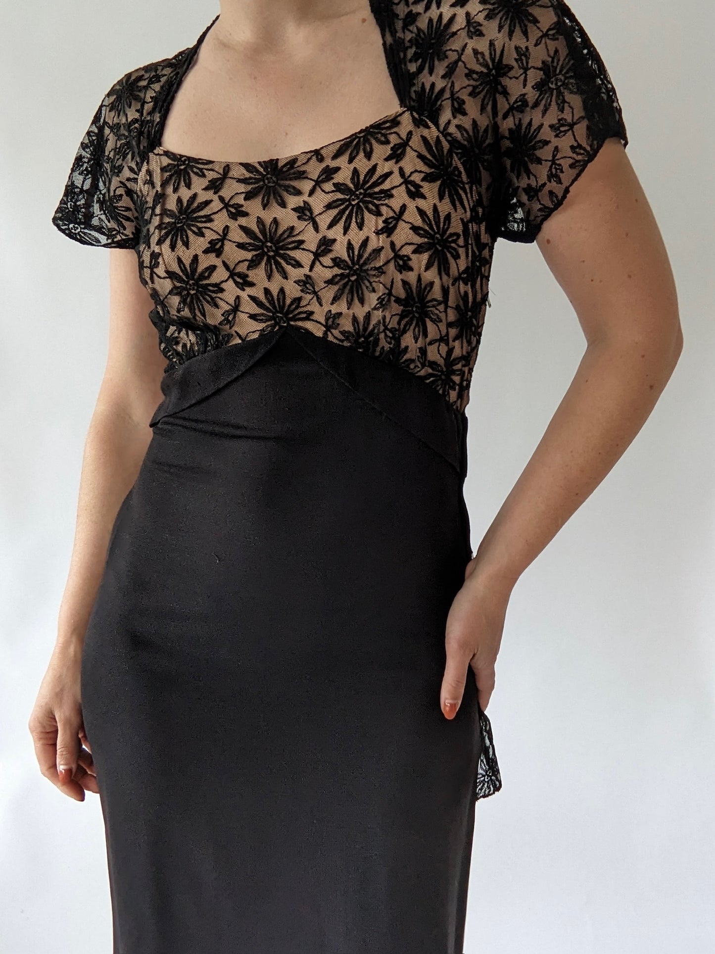 Beautiful Vintage 1940s Floral Lace & Crepe Dress