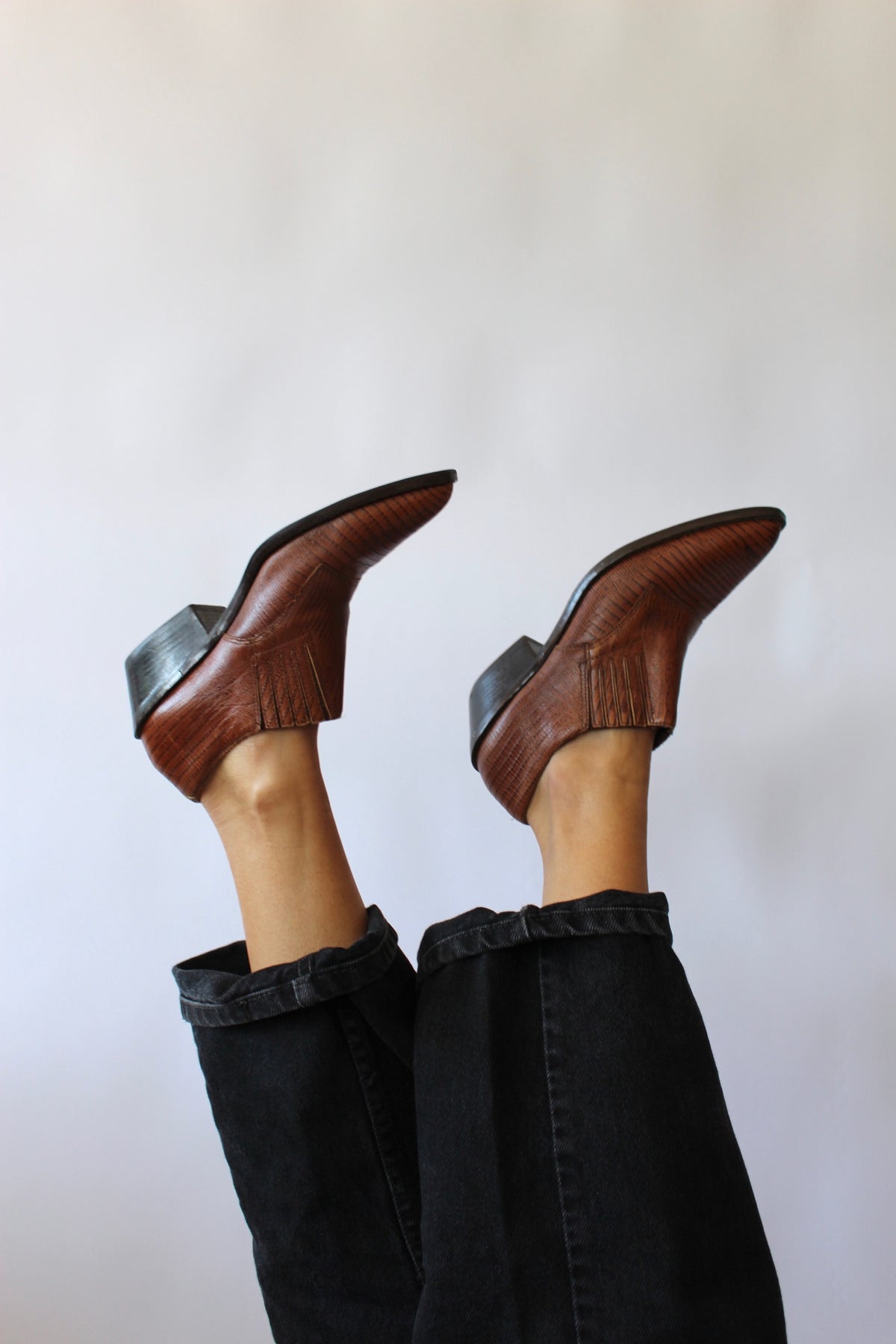 Vintage Saddle Brown Lizard-Embossed Western Shoes