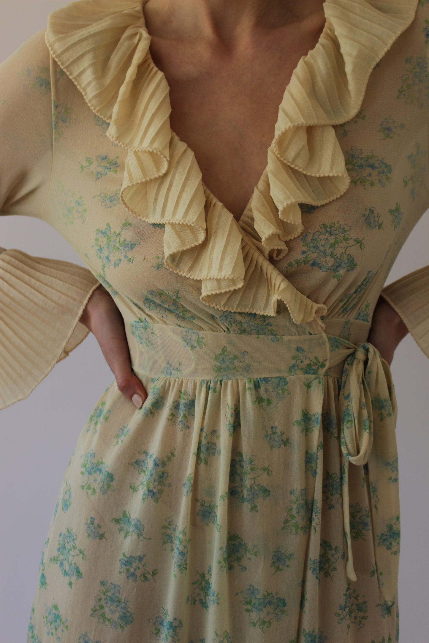 Amazing Vintage Floral-Print Ruffled Wrap Dress