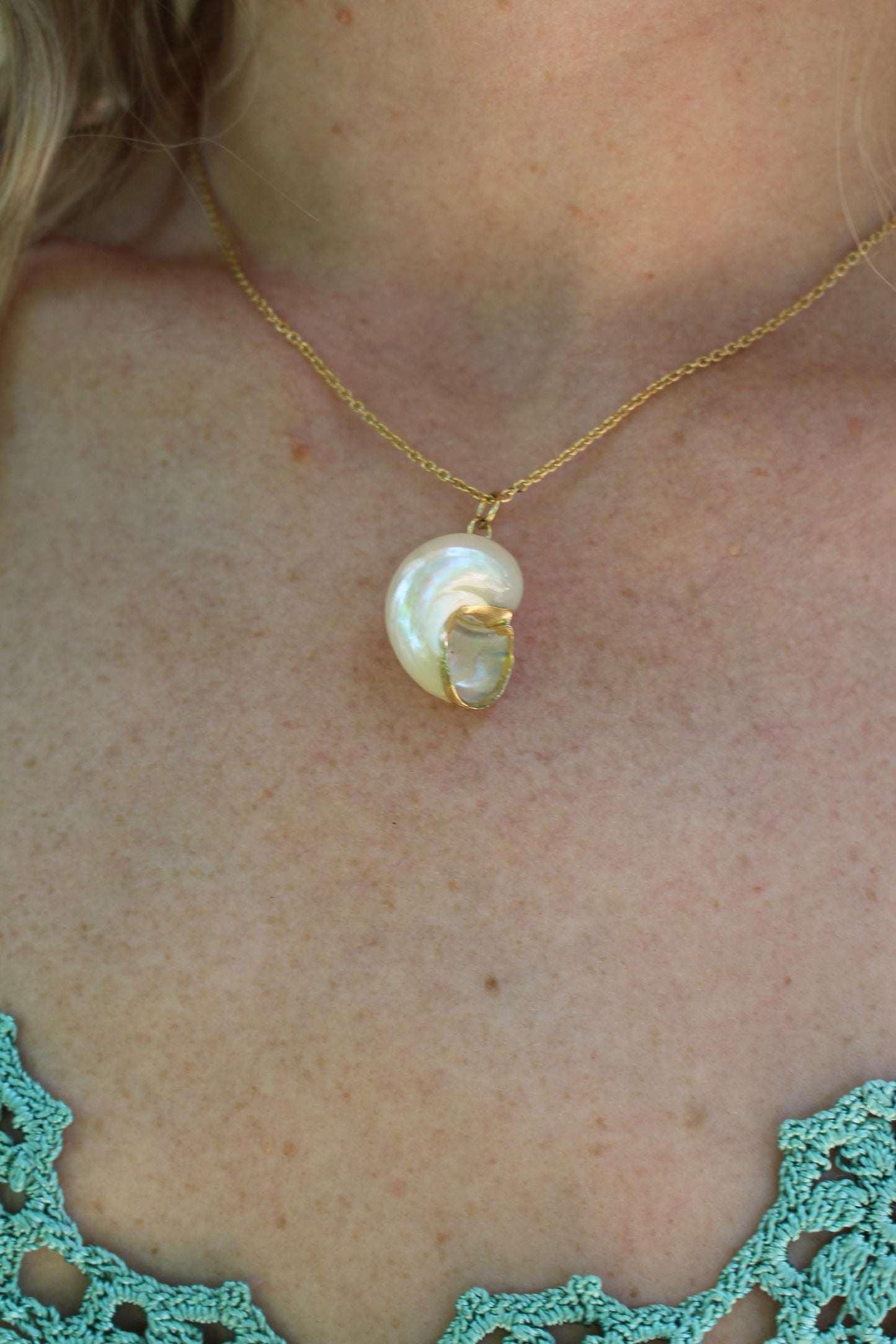 Sweet Vintage Shell Pendant Necklace