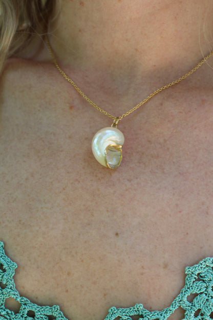 Sweet Vintage Shell Pendant Necklace