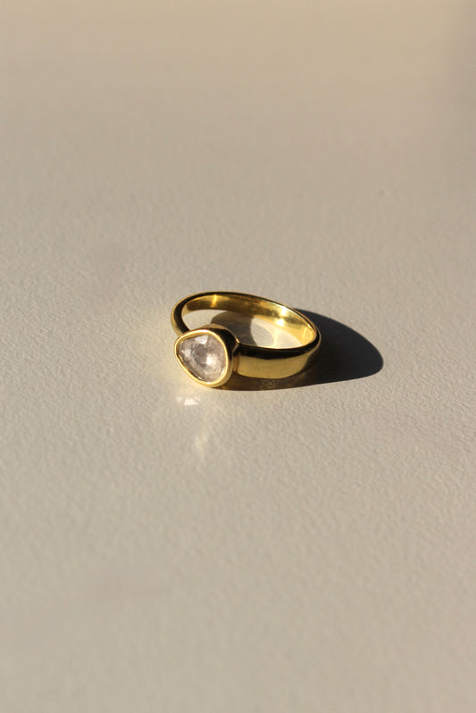 Gorgeous Vintage Faceted Diamond & 18k Gold Ring