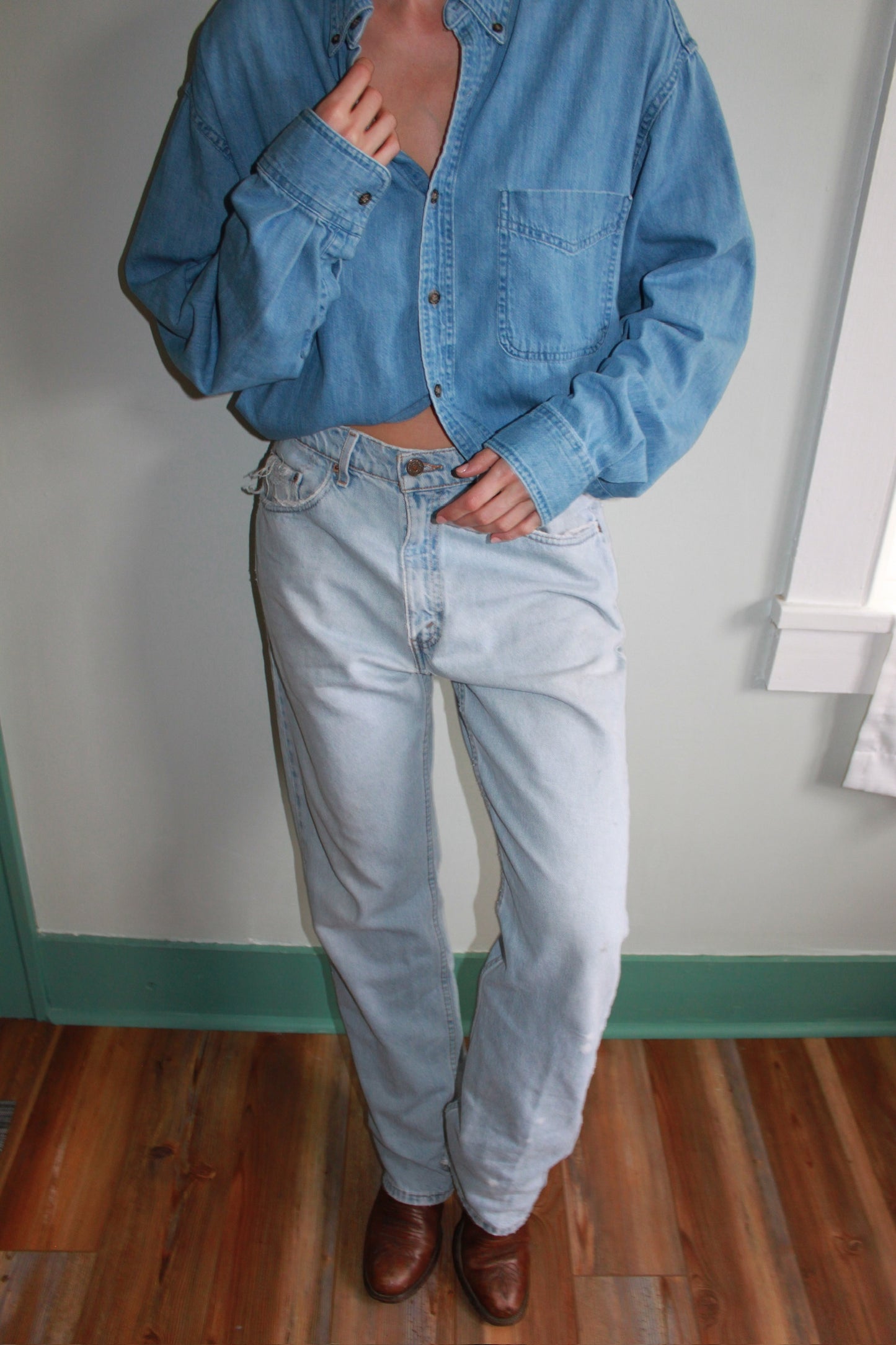 90s Distressed Light Wash Levi 505s