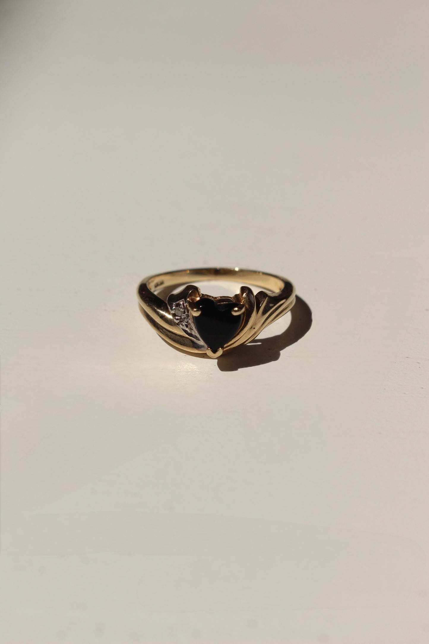 Vintage 10K Yellow Gold Black Onyx Heart Ring