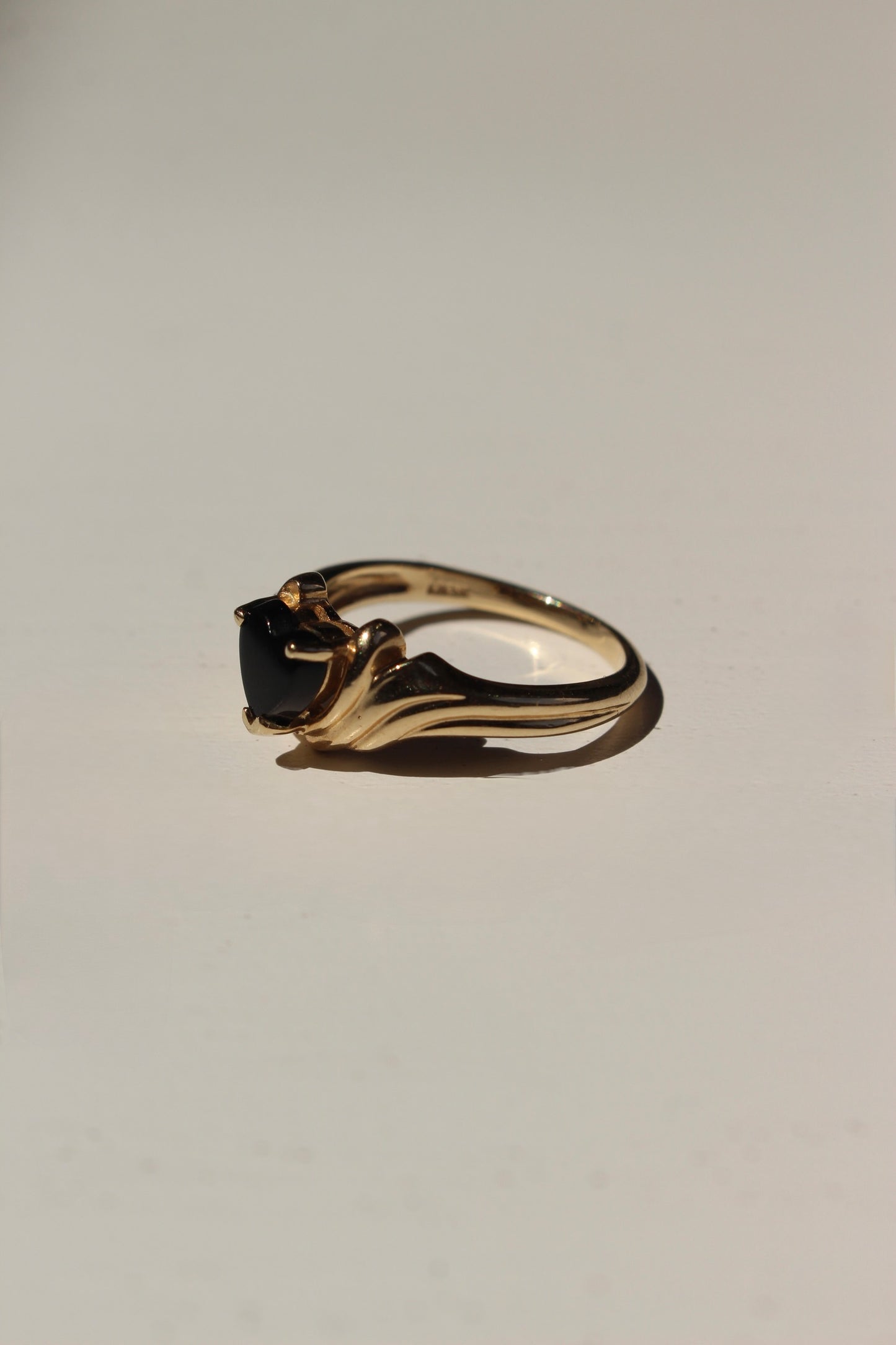 Vintage 10K Yellow Gold Black Onyx Heart Ring