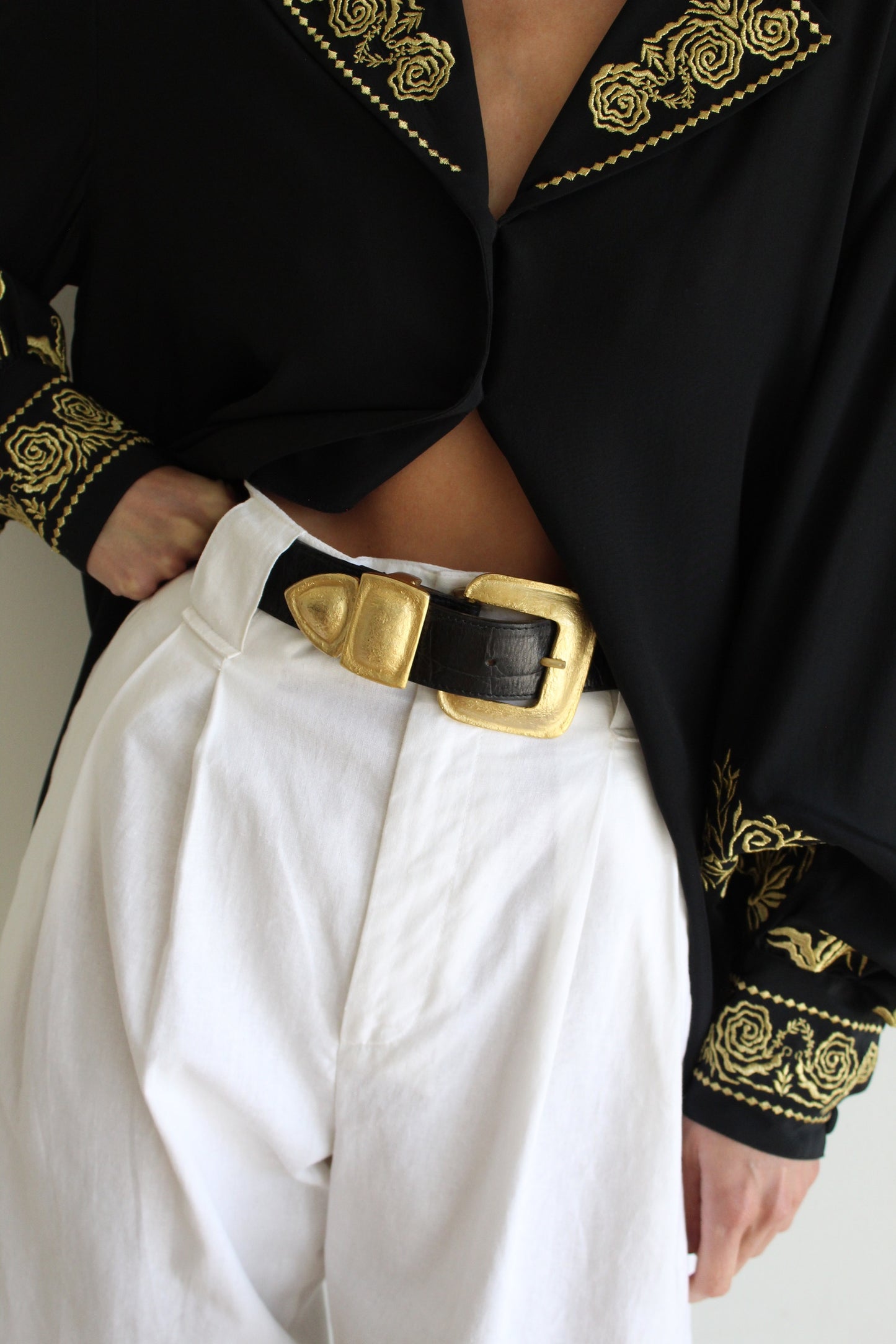 Beautiful Vintage Embossed Leather & Bold Gold Buckle Belt
