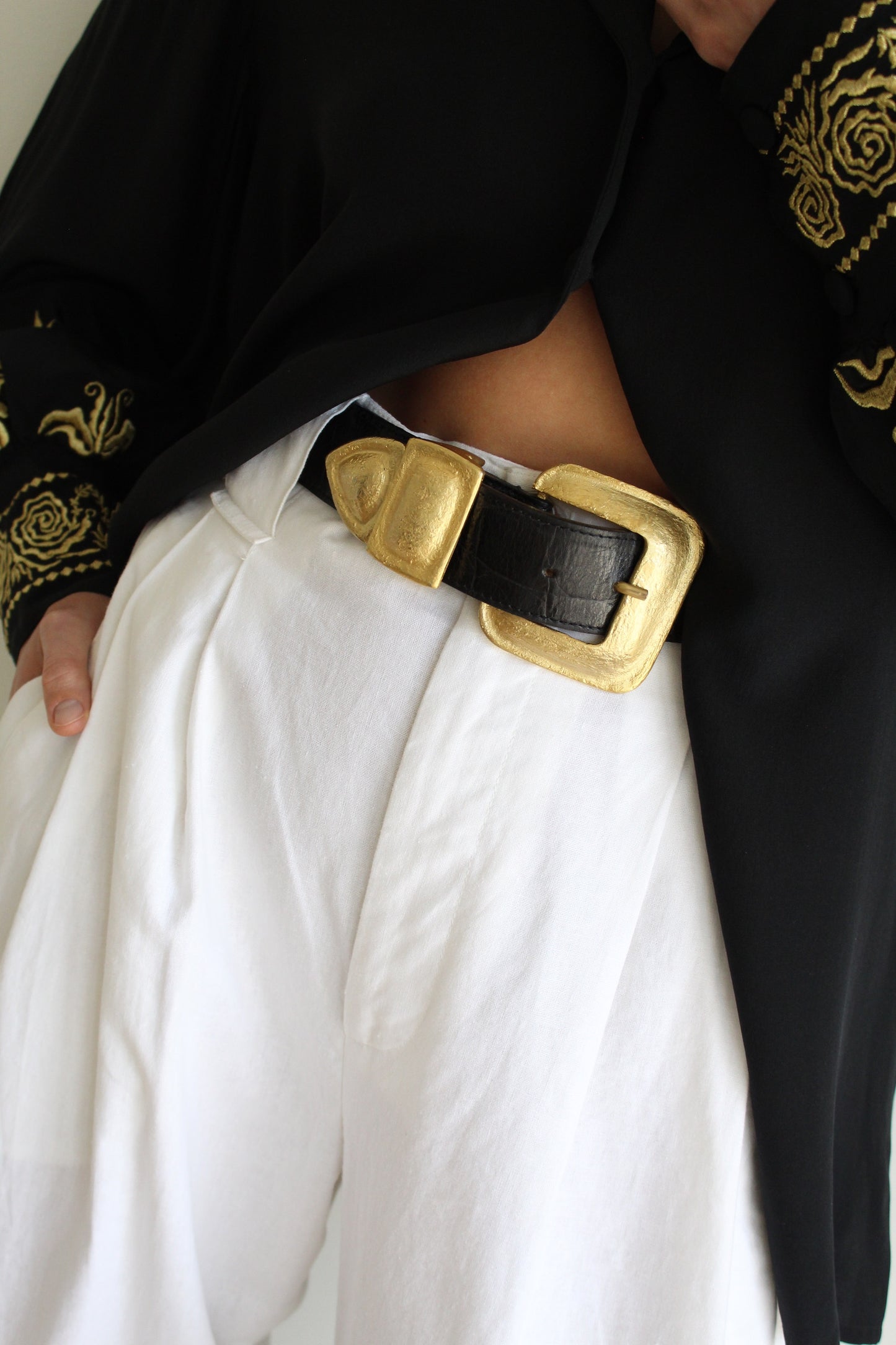 Beautiful Vintage Embossed Leather & Bold Gold Buckle Belt