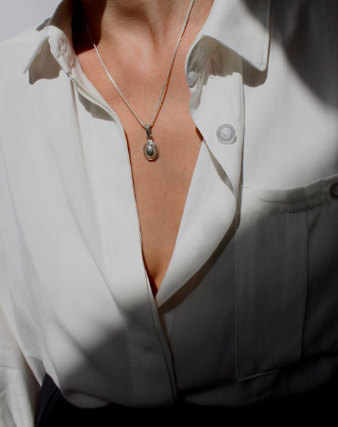 Framed Oval Pendant Necklace – NA NIN