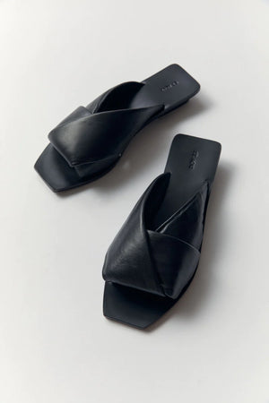 St. Agni Padded Twist Slide / Available in Black